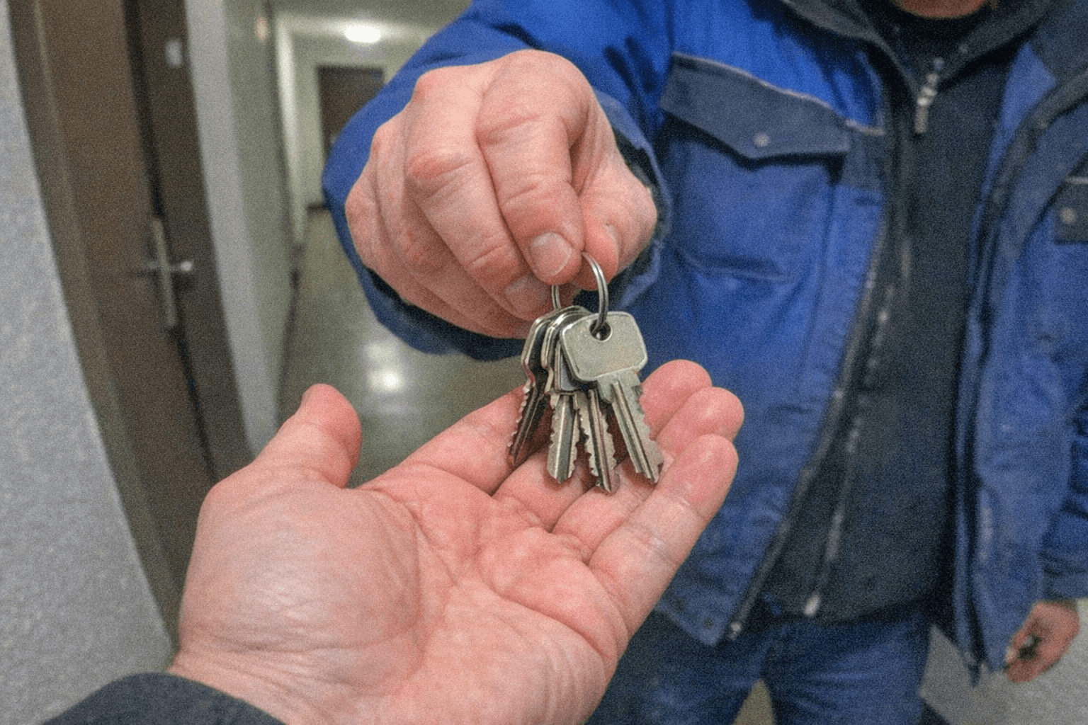 Schlüsselübergabe nach erfolgreicher Arbeit durch den Handwerker