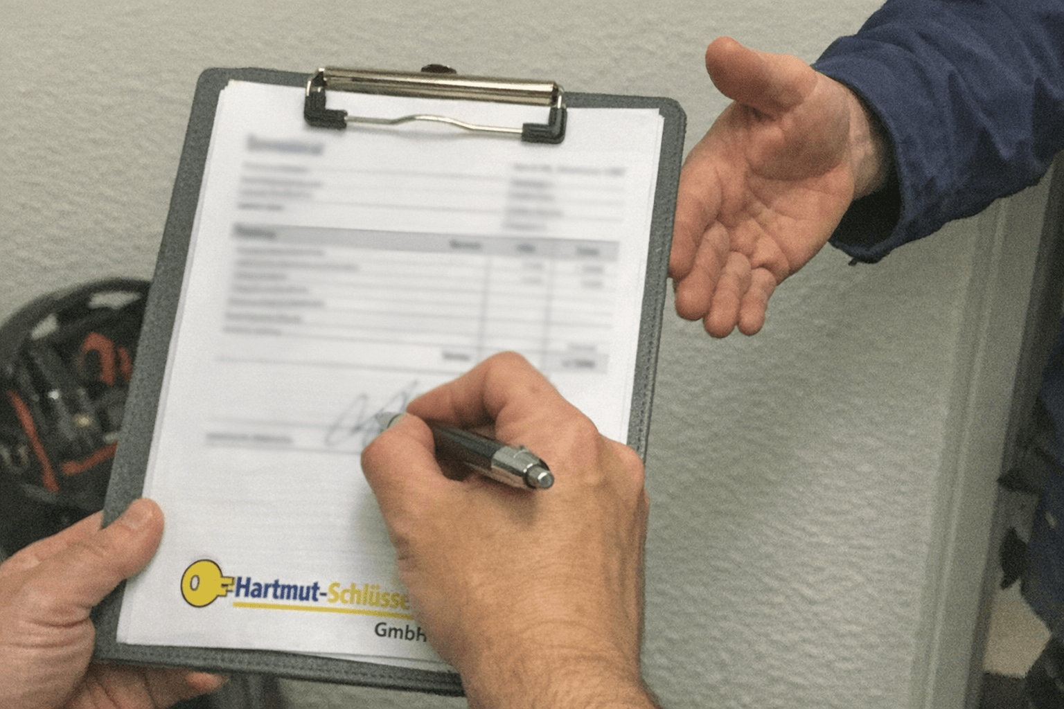 Versicherungsunterlagen und Handschlag
