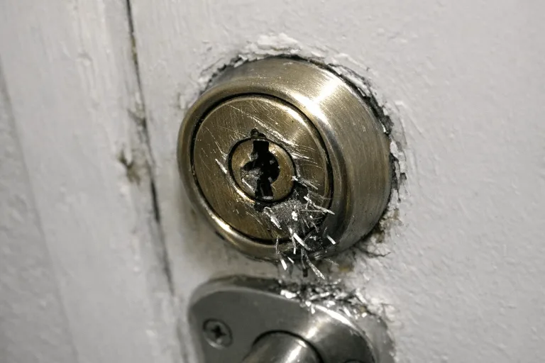 Beschädigtes Türschloss nach Einbruchversuch an einer Wohnungstür